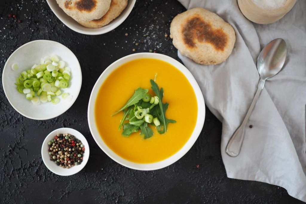 kuerbis-kartoffelsuppe-mit-rucola-vollkorn-protein-naan