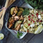 meal-prep-bulgursalat-mit-granatapfel-lachs-zucchini-gemuese