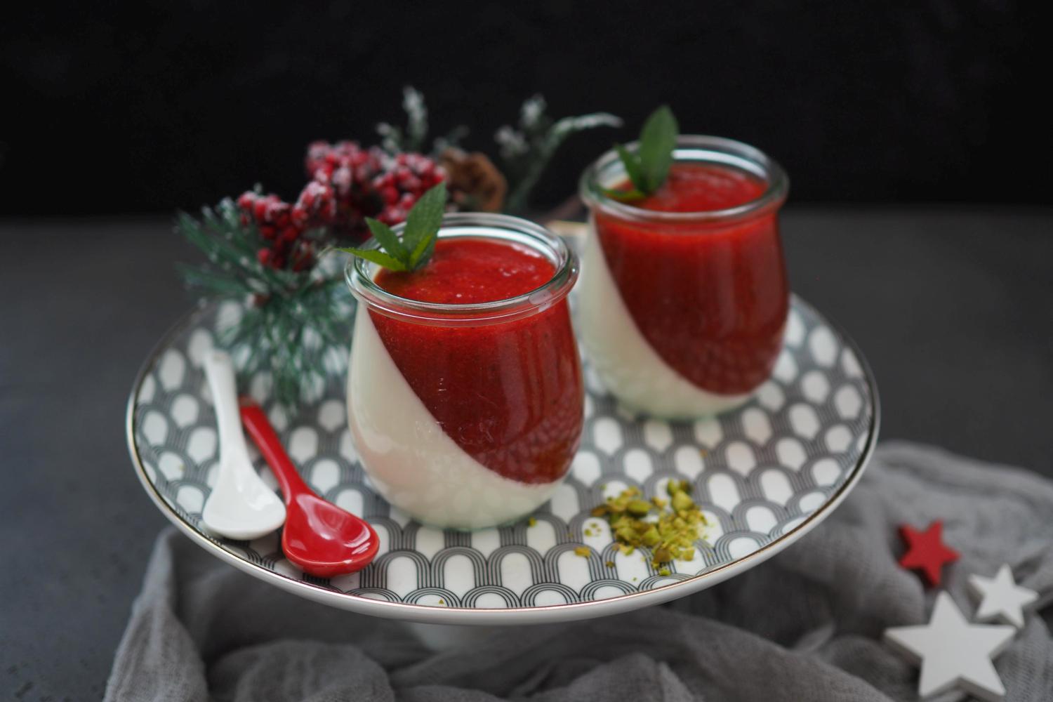 Köstliches Dessert: Vanille Panna-Cotta mit Erdbeermus - Wiewowasistgut