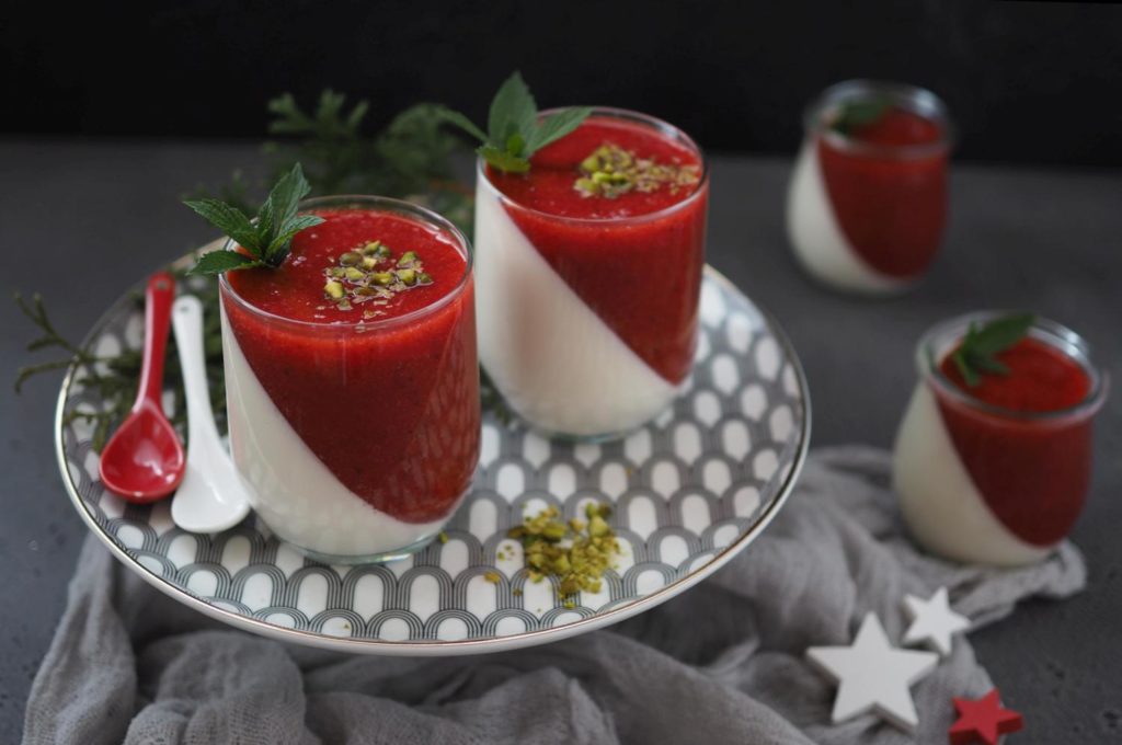 Köstliches Dessert: Vanille Panna-Cotta mit Erdbeermus - Wiewowasistgut