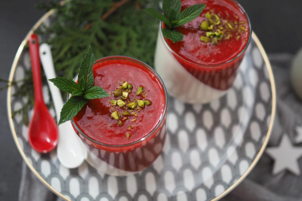 Köstliches Dessert: Vanille Panna-Cotta mit Erdbeermus - Wiewowasistgut