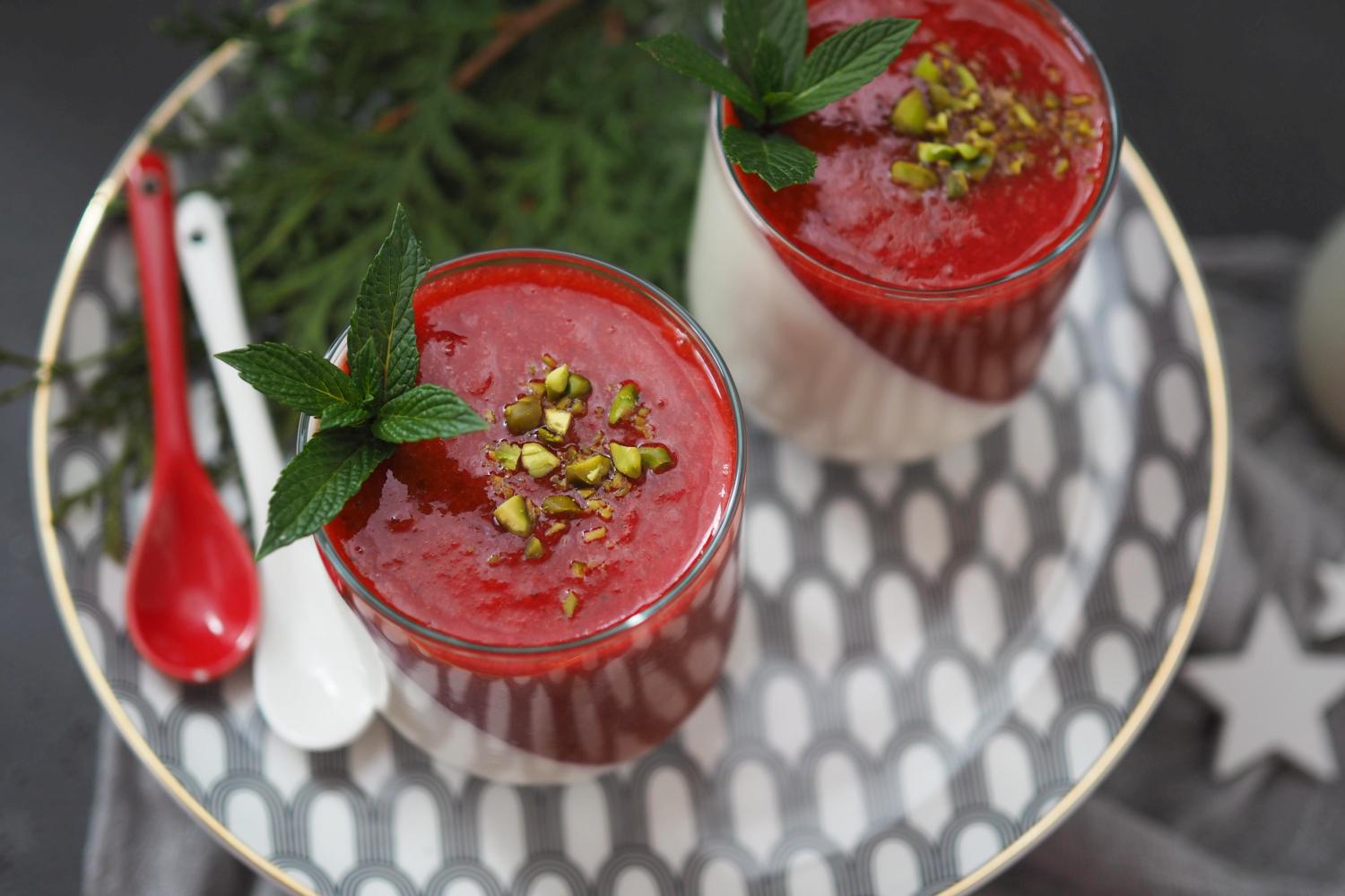 dessert-vanille-panna-cotta-nachtisch-mit-erdbeermus - wiewowasistgut.com