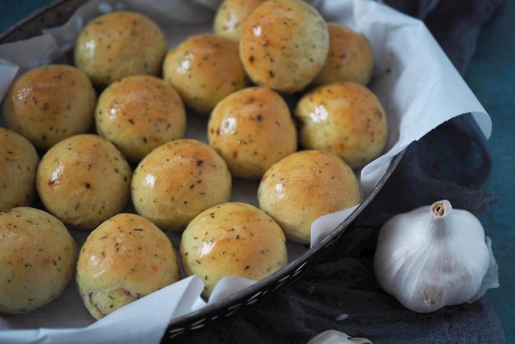 mini-knoblauch-broetchen-kraeuter -raclette –grillen-fondue-silvester