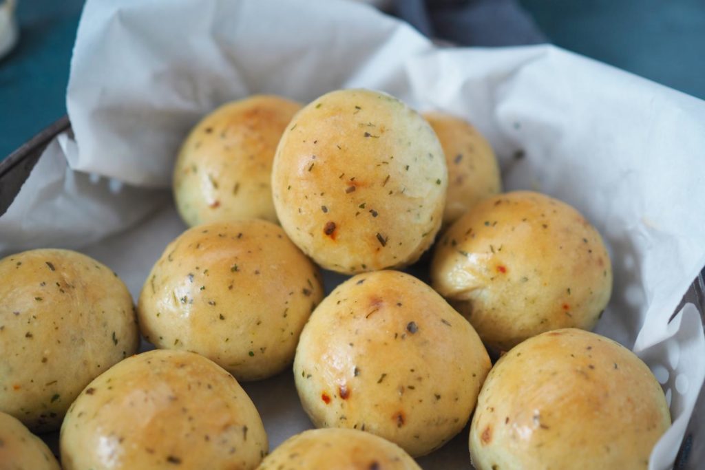 mini-knoblauch-broetchen-kraeuter -raclette –grillen-fondue-silvester