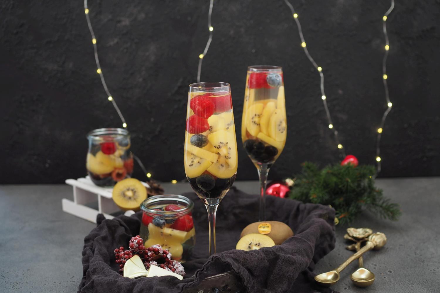 Dessert für die Feiertage: Prosecco-Gelee mit gelber Kiwi &amp; Beeren ...