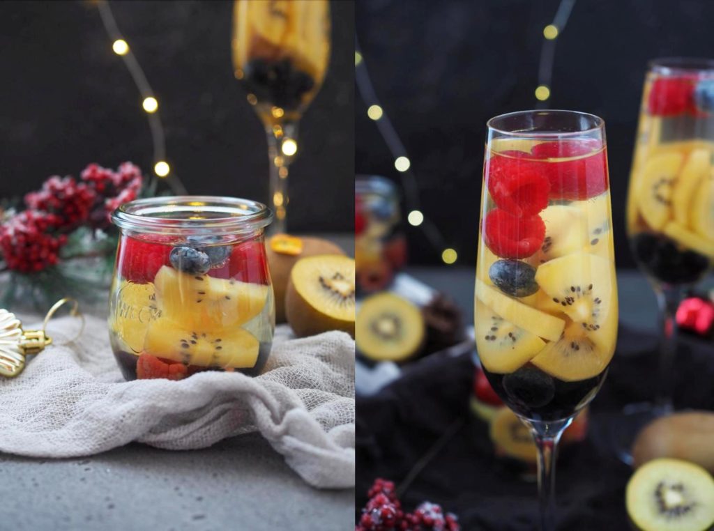 fuer-die-feiertage-prosecco-gelee-dessert-mit-kiwi-beeren-silvester-weihnachten