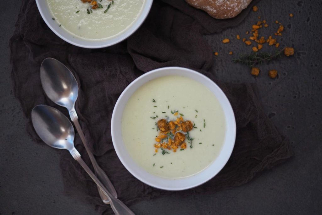 blumenkohl-knoblauch-sueppchen-mit-croutons-und-zitronen-thymian