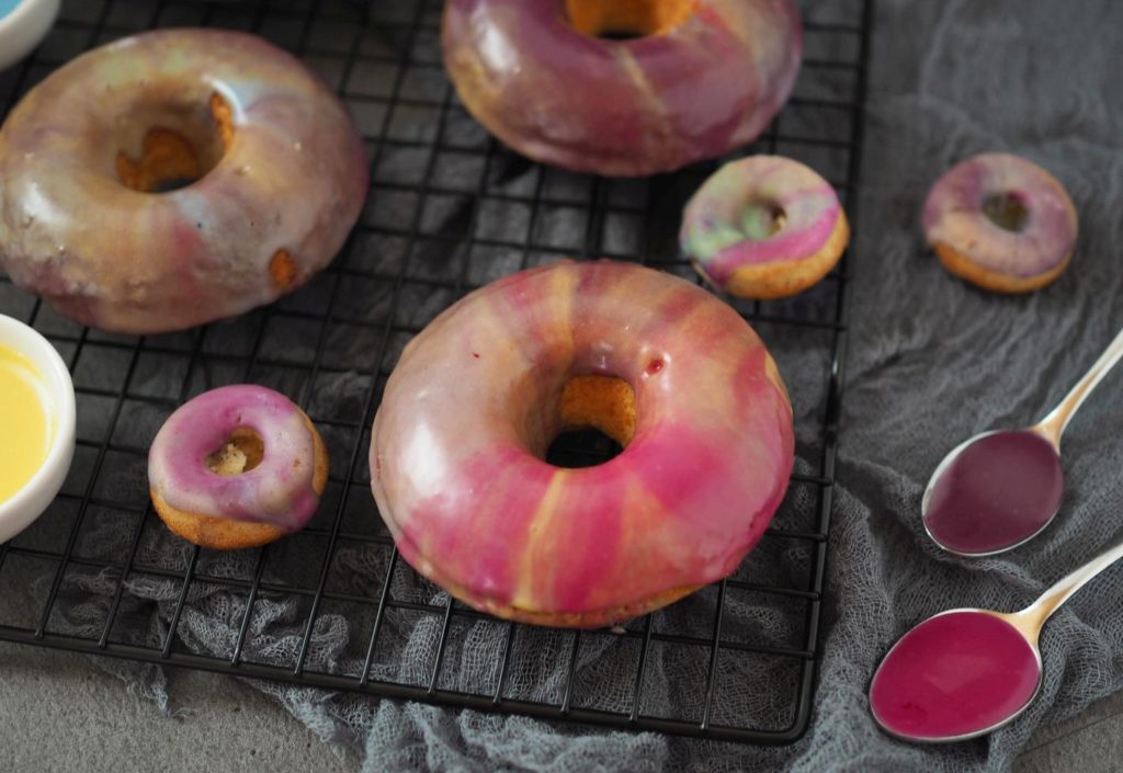 rainbow-donuts-mit-natuerlichen-farben-eingefaerbt-ohne-farb-und-konservierungsstoffe