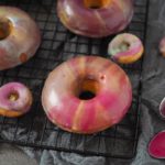 rainbow-donuts-mit-natuerlichen-farben-eingefaerbt-ohne-farb-und-konservierungsstoffe