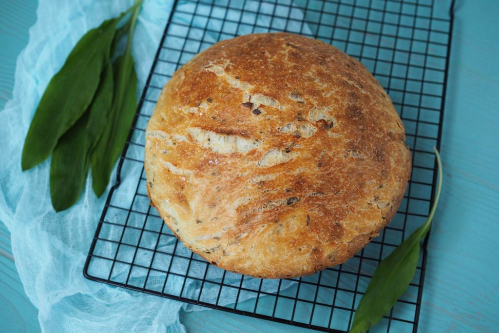 baerlauchbrot-mit-wenig-hefe-uebernachtgare-brot-baerlauch