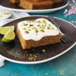 gesunder-karottenkuchen-mit-quark-limetten-frosting