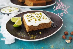 gesunder-karottenkuchen-mit-quark-limetten-frosting