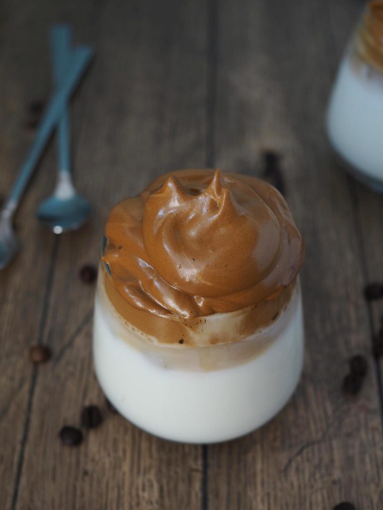 Dalgona-kaffee-cafe-sommer-whipped-coffee-eiskaffee-eiscafe