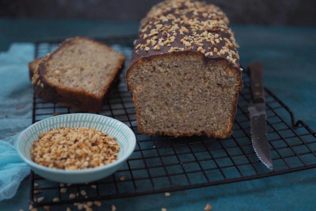 fluffig-saftiger-nusskuchen-mit-schokolade-haselnuss