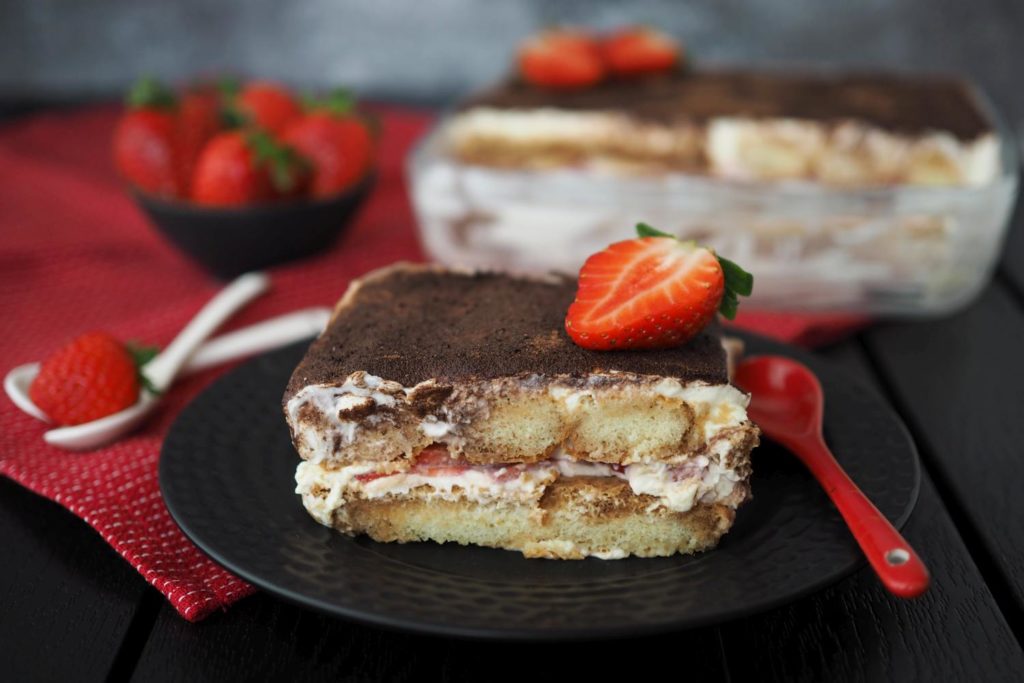 skyramisu-mit-erdbeeren-fruchtig-proteinreich-zuckerfrei