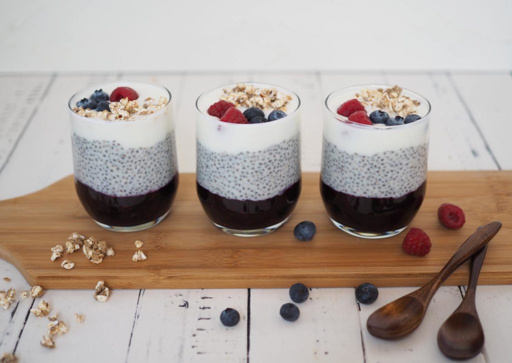 chia-pudding-mit-beerenkompott-und-kokosjoghurt