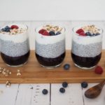 chia-pudding-mit-beerenkompott-und-kokosjoghurt