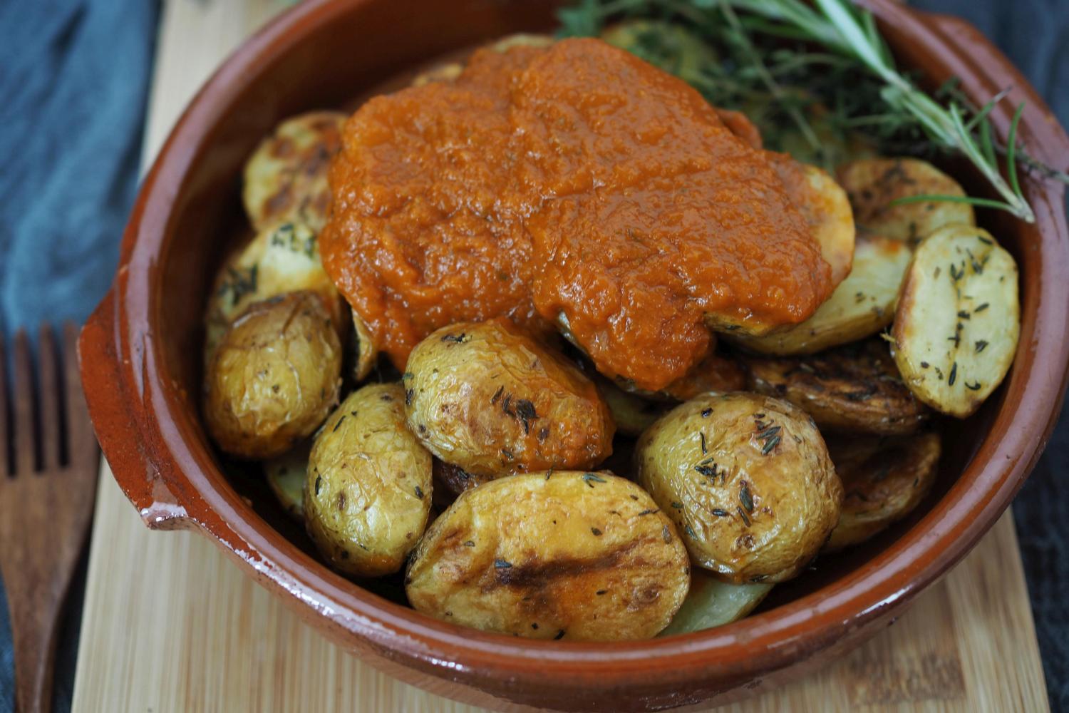 Knusprige Ofenkartoffeln mit salsa brava - Wiewowasistgut