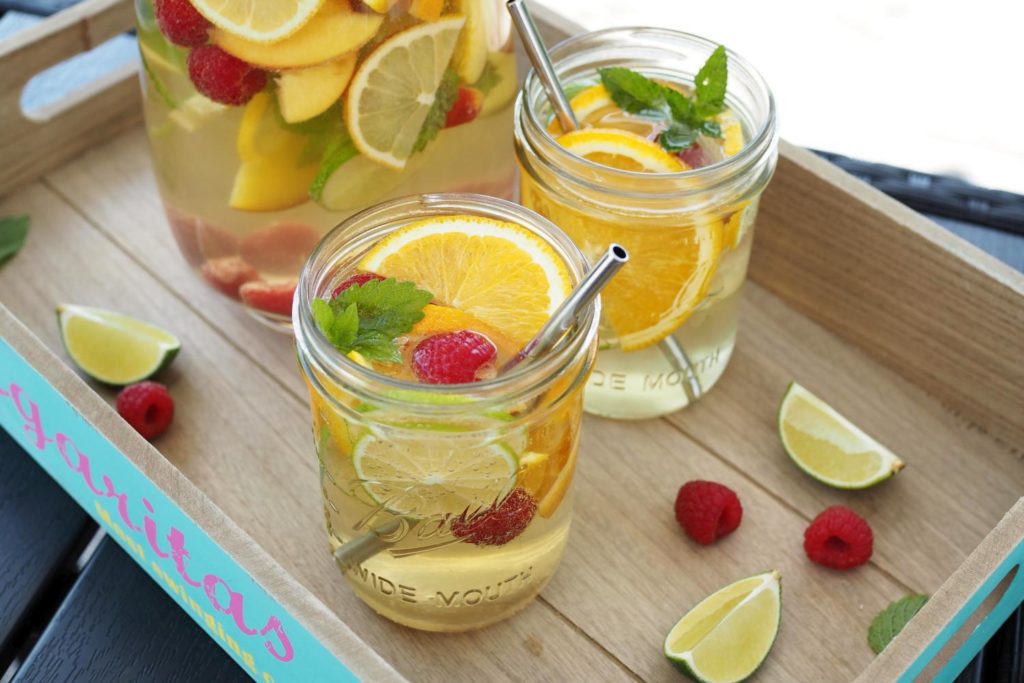 den-sommer-geniessen-weisse-sangria
