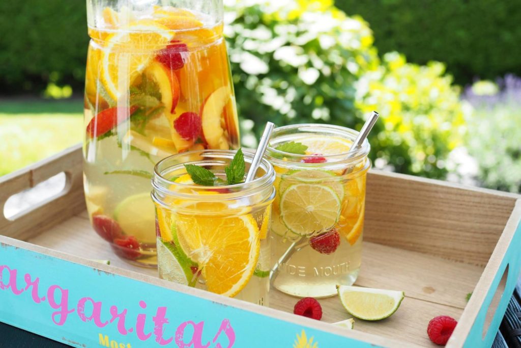 den-sommer-geniessen-weisse-sangria