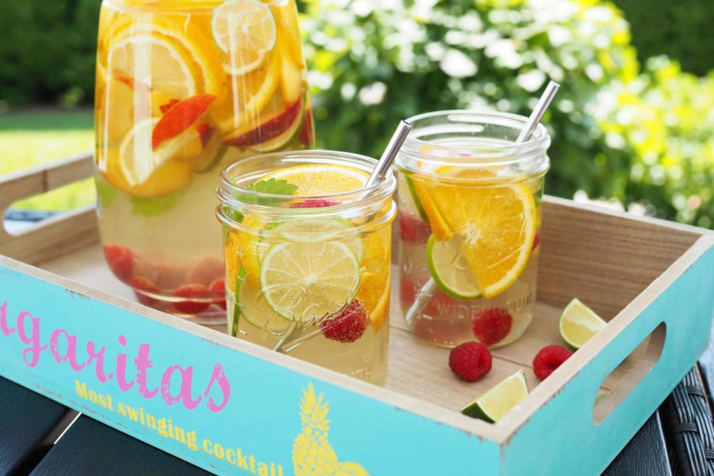 den-sommer-geniessen-weisse-sangria