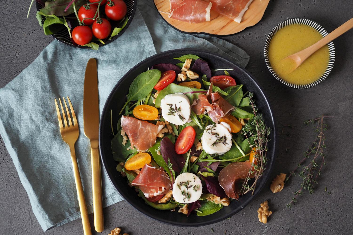 Fruchtiger Wintersalat mit Serranoschinken &amp; Ziegenkäse - Wiewowasistgut