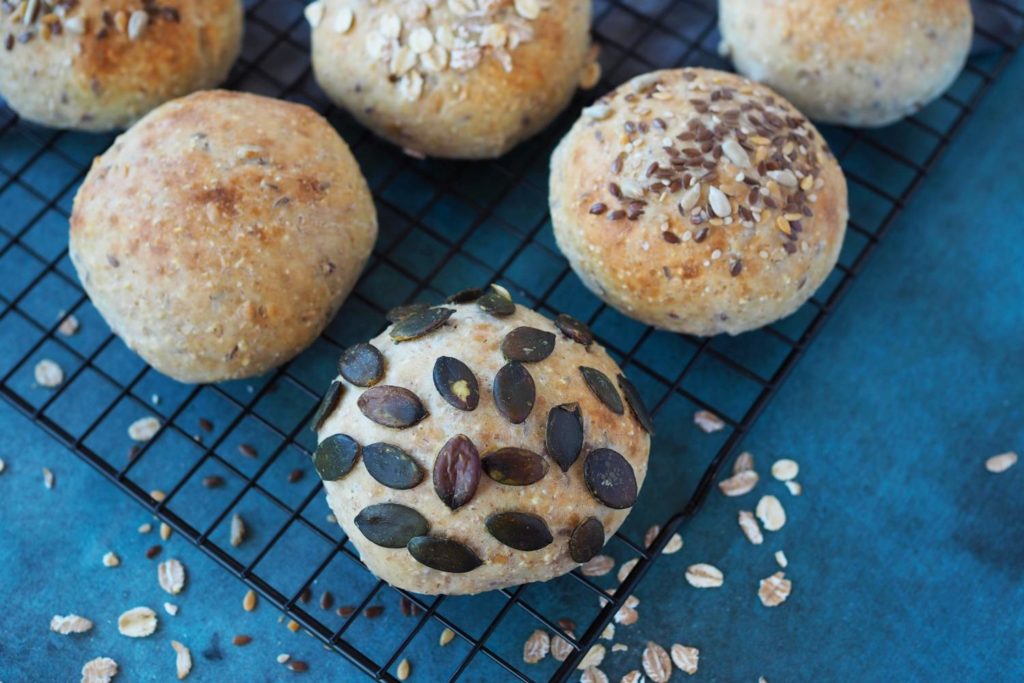 Quark-Proteinbrötchen mit Saaten - Wiewowasistgut