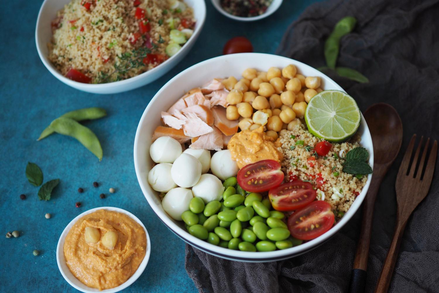 Couscous-Bowl mit Edamame, Lachs &amp; Hummus - Wiewowasistgut