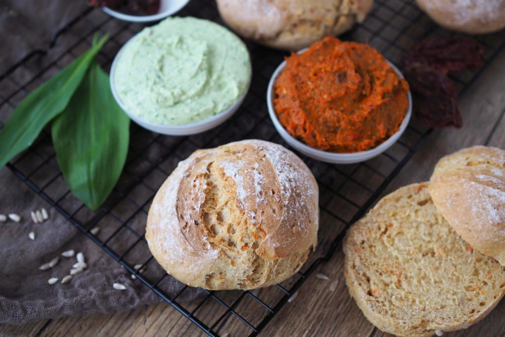 osterbrunch -karottenbroetchen-mit-baerlauch-dip-und-paprika-tomaten-aufstrich