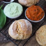 osterbrunch -karottenbroetchen-mit-baerlauch-dip-und-paprika-tomaten-aufstrich