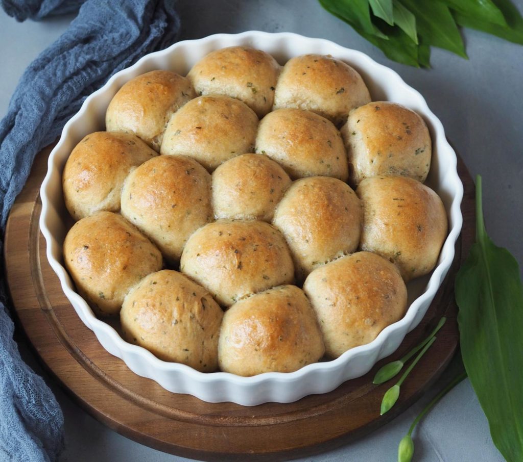 Mini-Kräuterbrötchen (z.B. Bärlauch, Thymian, Petersilie) - Wiewowasistgut