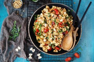 15-minuten-mediterraner-nudelsalat-zum-grillen-und-fuers-meal-prep
