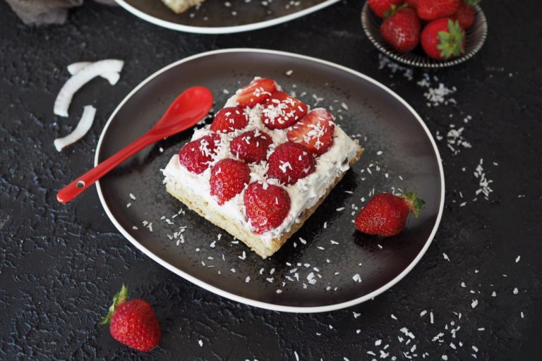 Erdbeer-Käsesahne-Torte mit Schokoboden und Erdbeerguss - Wiewowasistgut
