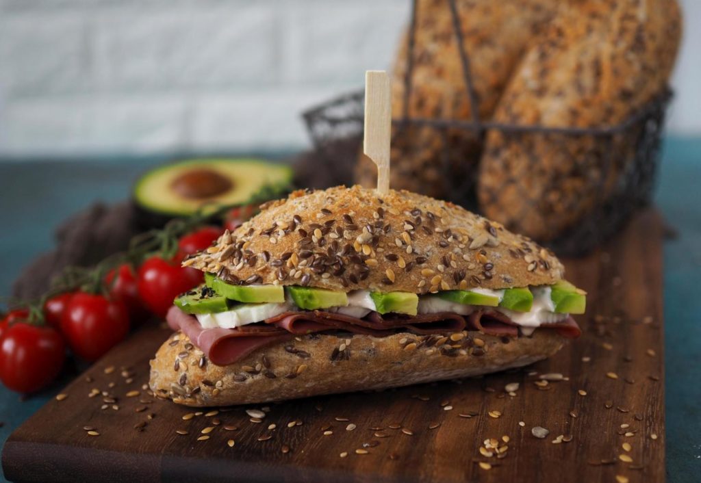 pastrami-sandwich-mediterraner-style-mit-selbstgemachten-vollkorn-baguettes