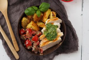 pesto-bowl-mit-parmesan-kartoffeln-haehnchen-und-salat