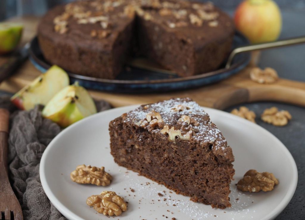 dunkler-gewuerzkuchen-mit-walnuessen