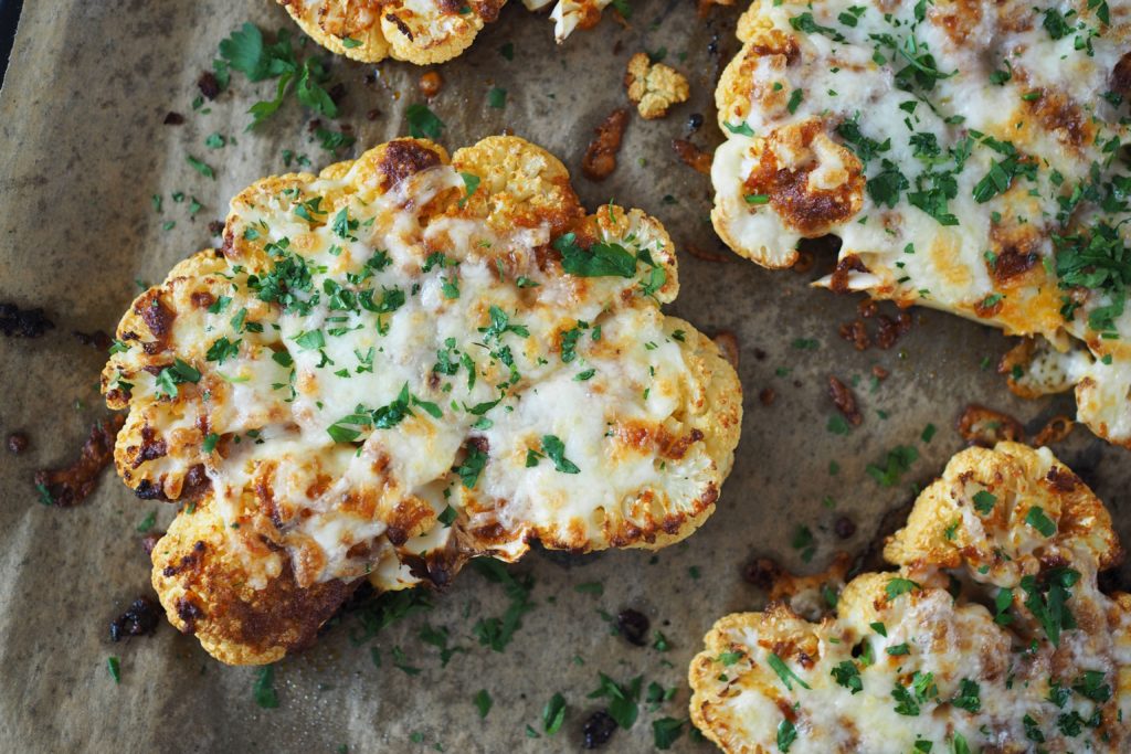 Knusprige Blumenkohlschnitzel mit Käse (low-carb)