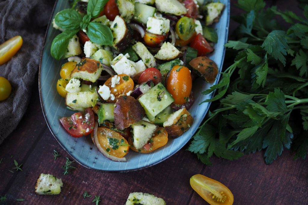 brotsalat-mit-laugenbroetchen