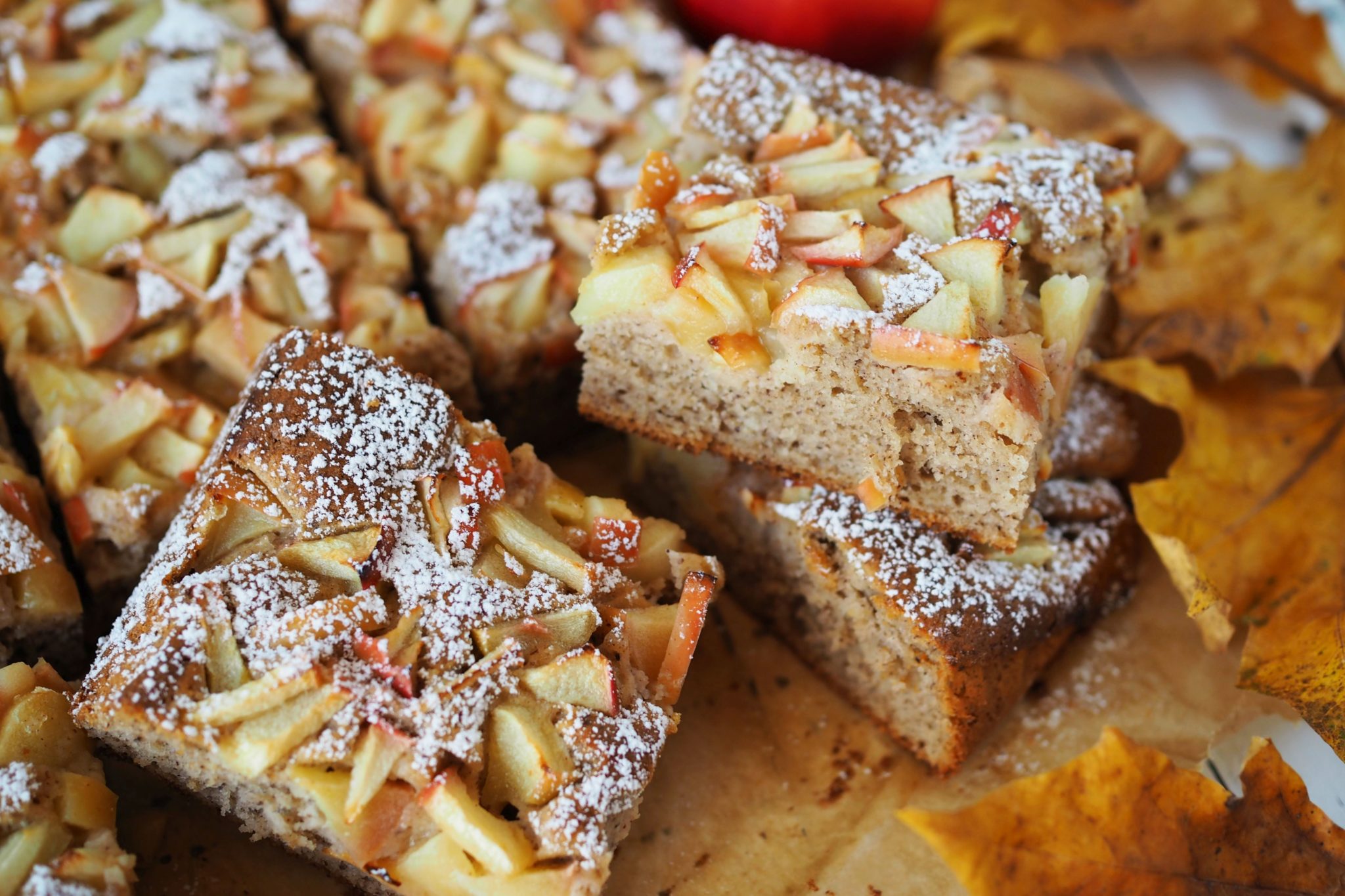 Saftiger Nuss-Joghurtkuchen mit Apfel - Wiewowasistgut