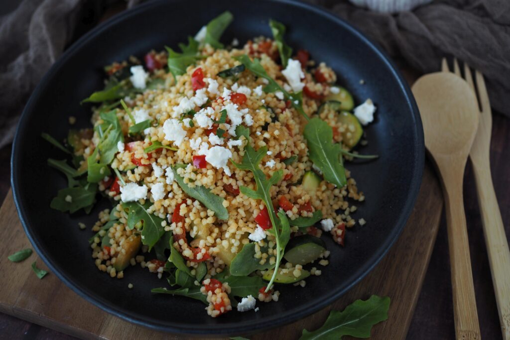 Couscous-Salat mit gebratenem Gemüse &amp; Feta - Wiewowasistgut