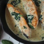 20-minuten-rezept-lachs-in-cremiger-sahnesosse-mit-spinat