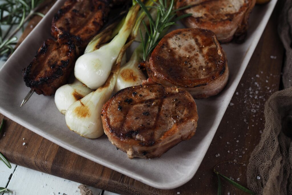 Schweinefilet im Speckmantel mit Rosmarinkartoffeln vom Grill