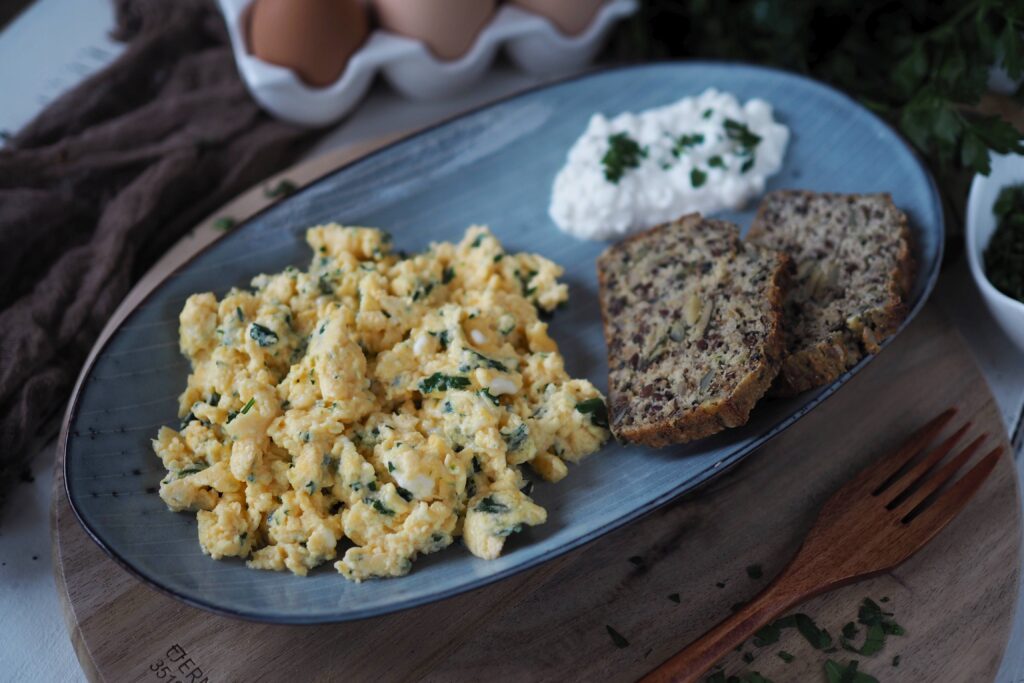 Protein-Frühstück: Rührei mit Hüttenkäse