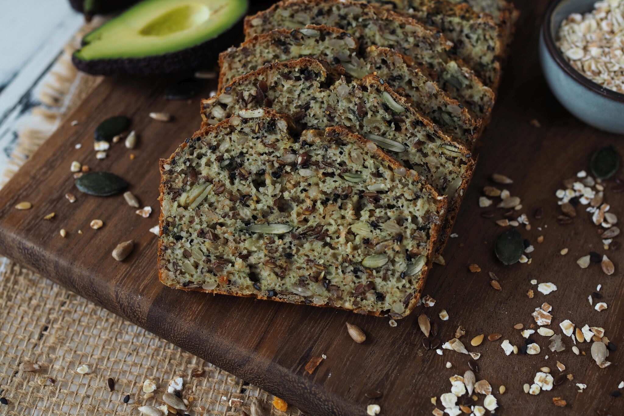 Knuspriges Haferflocken-Eiweißbrot (ohne Mehl) - Wiewowasistgut