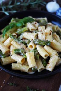 cremige-spargel-parmesan-pasta