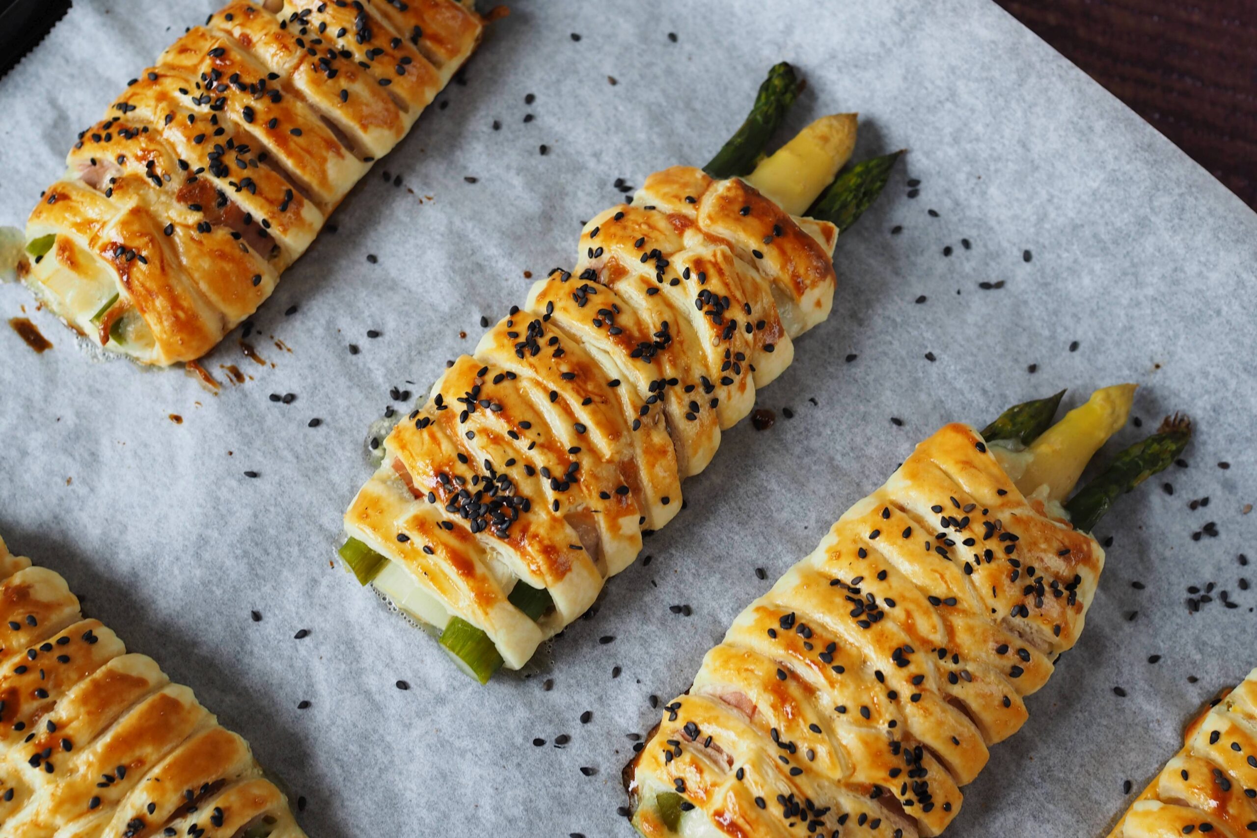 spargel-im-blaetterteigmantel-mit-schinken-kaese - Wiewowasistgut