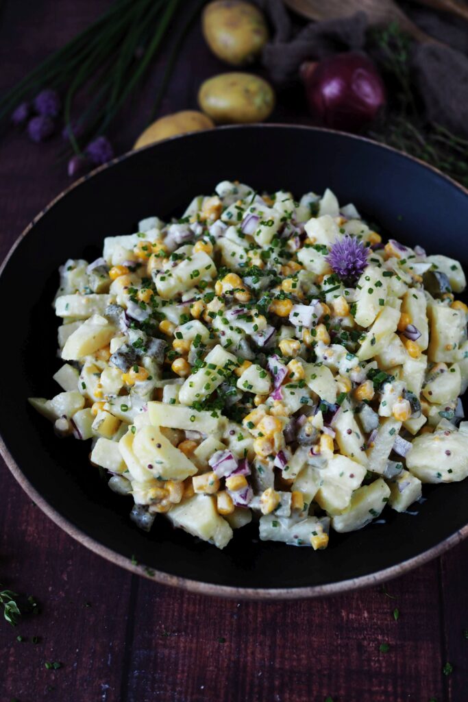 fuer-die-grillsaison-senf-kraeuter-kartoffelsalat