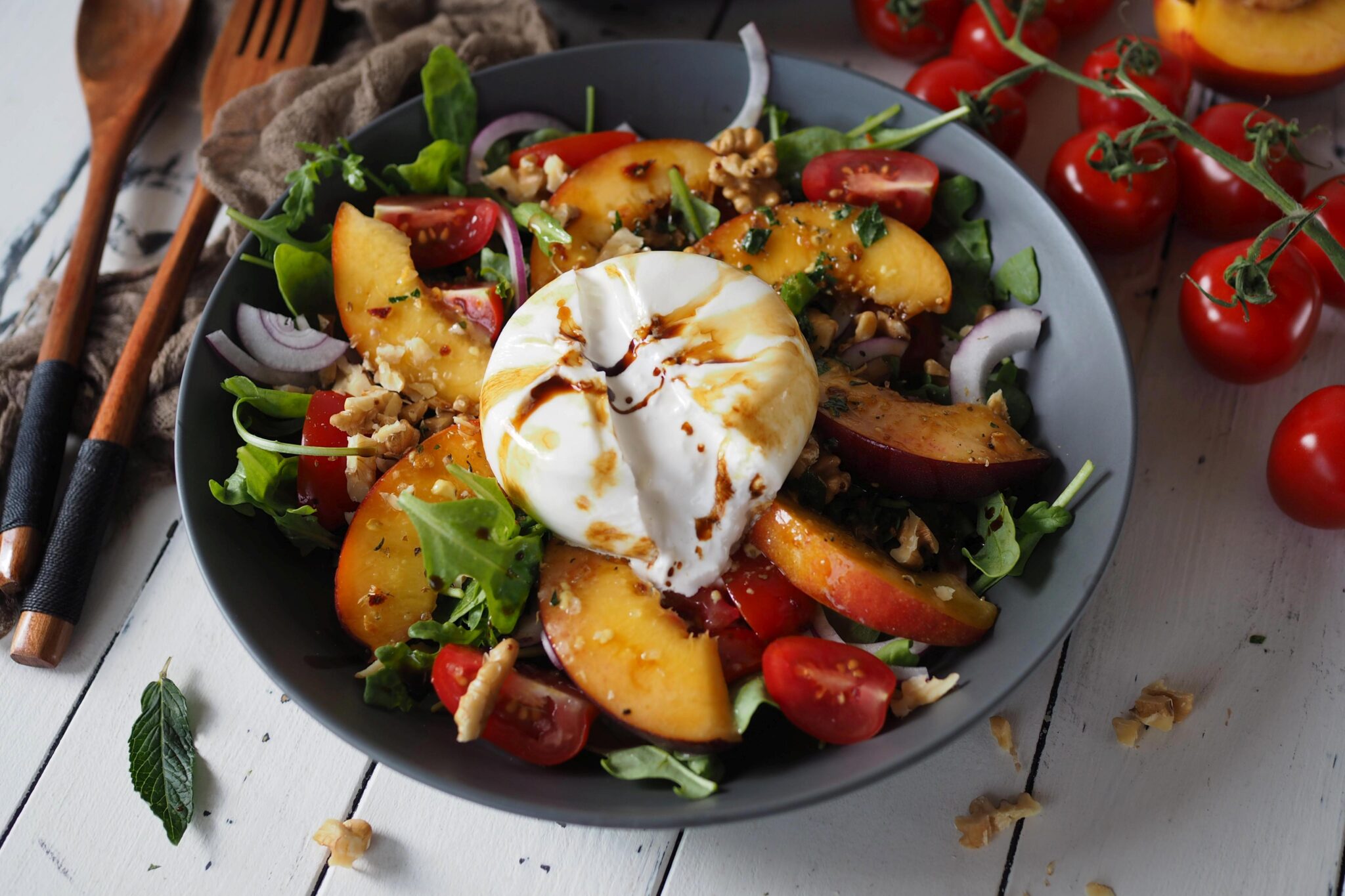 Fruchtiger Burrata-Sommersalat mit Nektarinen - Wiewowasistgut Fruchtiger Burrata-Sommersalat mit Nektarinen - Wiewowasistgut