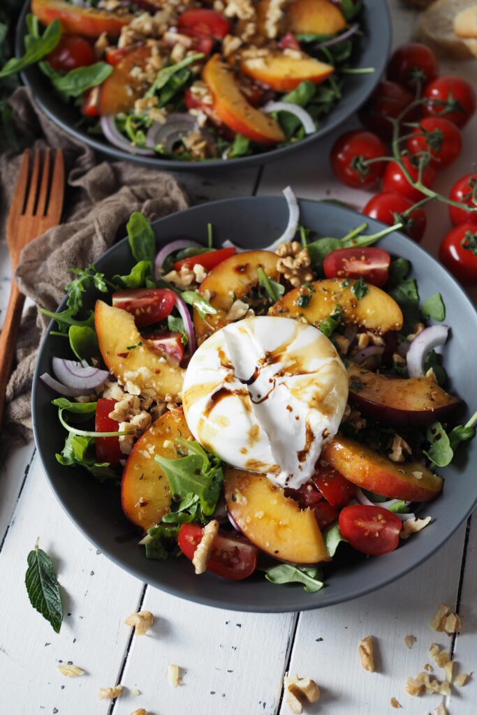 Einfacher Salat, 
Burrata-Salat,  
Nektarine,  
fruchtiger Salat, 
Rucola, 
Balsamico,  
Walnüsse, 
Dressing, 
Orangendressing,  
Minze,  
schneller Salat,  
einfache Rezepte,  
Salatrezept,  
Burrata,  
Salat,  
TM 6,
TM 5,
TM 31,
Thermomix,
Rezepte,
www.wiewowasistgut.com,
Kochrezepte,
einfache Rezepte,
kochen,