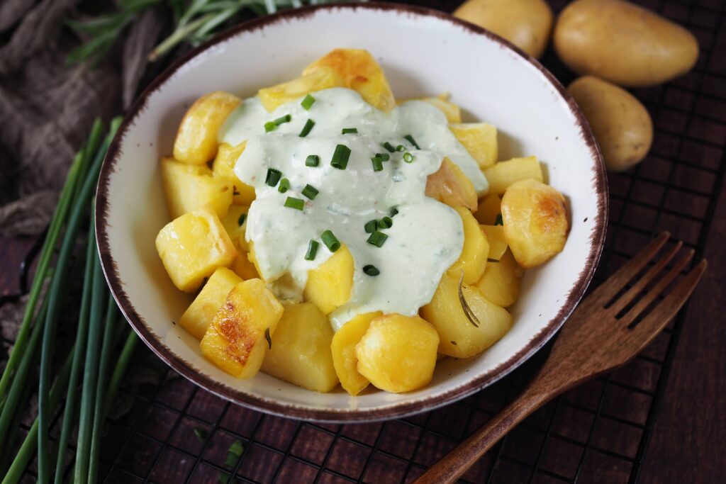 ofenkartoffeln-mit-joghurt-feta-knoblauch-dip